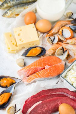 Dengeli beslenme, sağlıklı beslenme kavramı. Gıda kaynakları B12 vitamini açısından zengin, bir mutfak masasında kobalamin. Üst görünüm düz döşeme arka plan