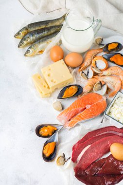 Dengeli beslenme, sağlıklı beslenme kavramı. Gıda kaynakları B12 vitamini açısından zengin, bir mutfak masasında kobalamin. Üst görünüm düz döşeme arka plan