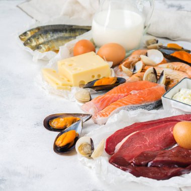 Dengeli beslenme, sağlıklı beslenme kavramı. B12 vitamini açısından zengin gıda kaynakları, mutfak masasında kobalamin