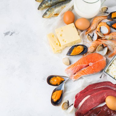 Dengeli beslenme, sağlıklı beslenme kavramı. Gıda kaynakları B12 vitamini açısından zengin, bir mutfak masasında kobalamin. Üst görünüm düz döşeme arka plan