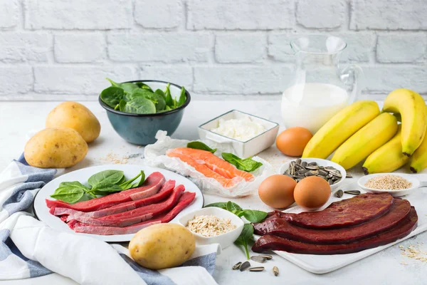 Dengeli beslenme, sağlıklı beslenme kavramı. B6 vitamini açısından zengin gıda kaynakları, mutfak masasında piridoksin
