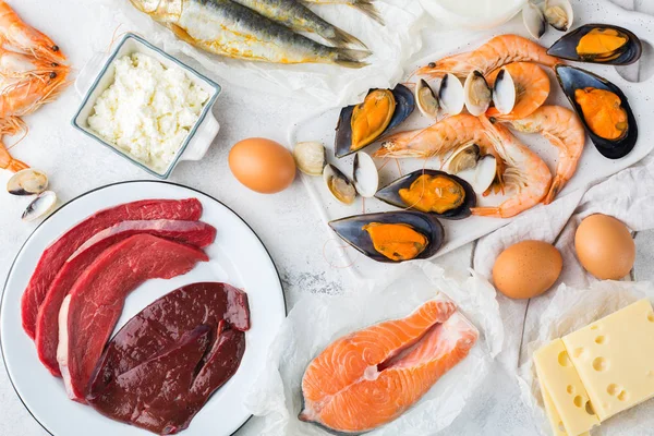 Dengeli beslenme, sağlıklı beslenme kavramı. Gıda kaynakları B12 vitamini açısından zengin, bir mutfak masasında kobalamin. Üst görünüm düz döşeme arka plan