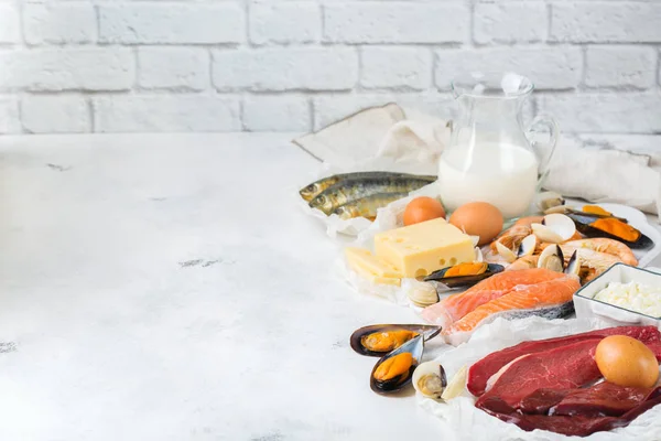 Dengeli beslenme, sağlıklı beslenme kavramı. B12 vitamini açısından zengin gıda kaynakları, mutfak masasında kobalamin