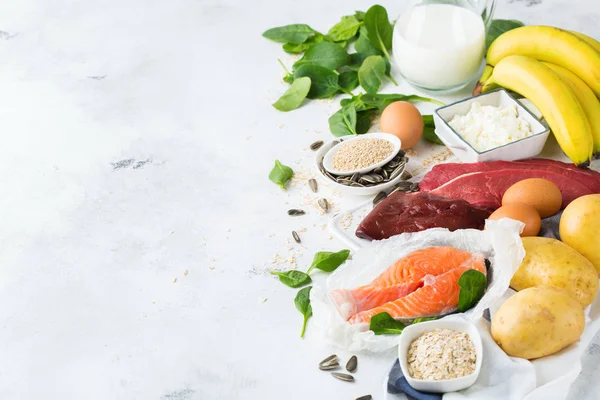 Dengeli beslenme, sağlıklı beslenme kavramı. Gıda kaynakları B6 vitamini açısından zengin, bir mutfak masasında piridoksin. Alan arka planını kopyalama