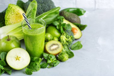 Gıda ve içecek, sağlıklı diyet ve beslenme, yaşam tarzı, vegan, alkali, vejetaryen kavramı. Organik maddeler, modern mutfak masası sebze Yeşil yüzlü. Alan arka plan kopyalama
