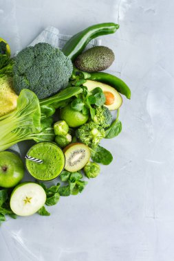 Gıda ve içecek, sağlıklı diyet ve beslenme, yaşam tarzı, vegan, alkali, vejetaryen kavramı. Organik maddeler, modern mutfak masası sebze Yeşil yüzlü. Alan arka plan kopyalama
