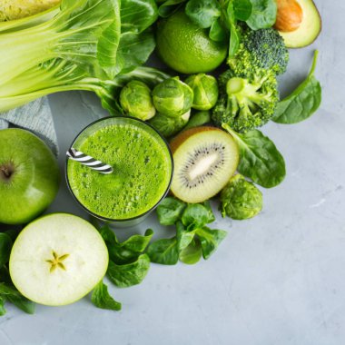 Gıda ve içecek, sağlıklı diyet ve beslenme, yaşam tarzı, vegan, alkali, vejetaryen kavramı. Organik maddeler, modern mutfak masası sebze ile yeşil smoothie