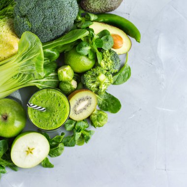 Gıda ve içecek, sağlıklı diyet ve beslenme, yaşam tarzı, vegan, alkali, vejetaryen kavramı. Organik maddeler, modern mutfak masası sebze Yeşil yüzlü. Alan arka plan kopyalama