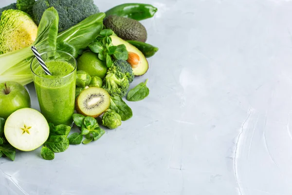 食べ物や飲み物 健康的なダイエット ライフ スタイル 完全菜食主義者 アルカリ ベジタリアンの概念 オーガニック食材 キッチン テーブルの上の野菜と緑のスムージー — ストック写真