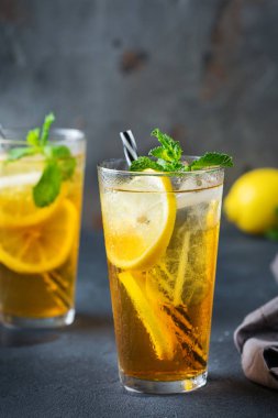 Gıda ve içecek, tatil partisi konsepti. Limon nane bir cam bir tabloda çay kokteyl serinletici içecek içecek yaz günleri için buzlu.