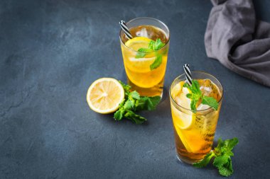 Gıda ve içecek, tatil partisi konsepti. Limon nane yaz günleri için bir cam bir tabloda çay kokteyl serinletici içecek içecek buzlu. Alan arka plan kopyalama