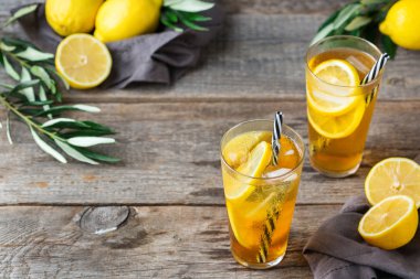 Gıda ve içecek, tatil partisi konsepti. Limon nane yaz günleri için bir cam bir tabloda çay kokteyl serinletici içecek içecek buzlu. Alan arka plan kopyalama