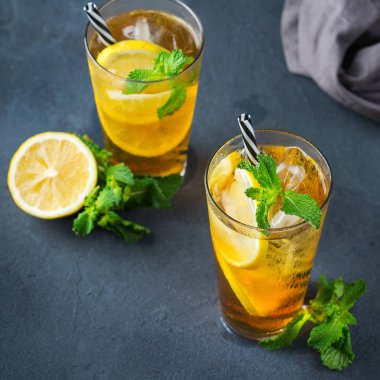 Gıda ve içecek, tatil partisi konsepti. Limon nane bir cam bir tabloda çay kokteyl serinletici içecek içecek yaz günleri için buzlu.