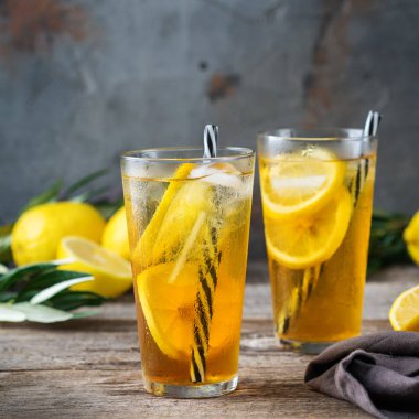 Gıda ve içecek, tatil partisi konsepti. Limon nane bir cam bir tabloda çay kokteyl serinletici içecek içecek yaz günleri için buzlu.