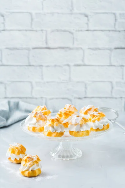 Comida Bebida Concepto Vacaciones Deliciosos Profiteroles Caseros Dulces Con Crema —  Fotos de Stock