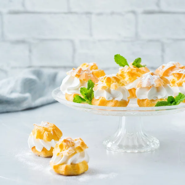 Comida Bebida Concepto Vacaciones Deliciosos Profiteroles Caseros Dulces Con Crema —  Fotos de Stock