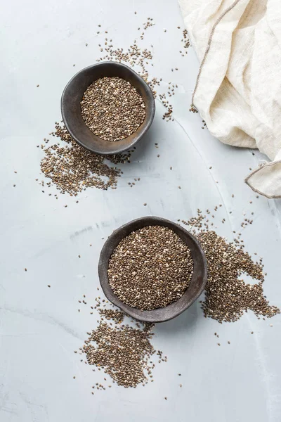 Органічне здорове насіння чіа в мисці, веганська концепція суперпродовольства — стокове фото