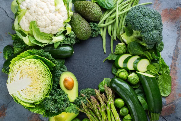 Assortimento di verdure verdi biologiche, mangiare pulito concetto vegan — Foto Stock