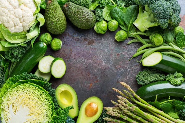 Berbagai macam sayuran hijau organik, bersih makan konsep vegan — Stok Foto