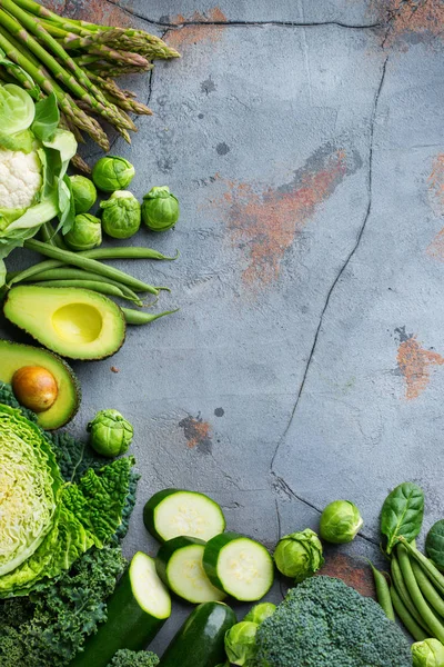 Assortimento di verdure verdi biologiche, mangiare pulito concetto vegan — Foto Stock