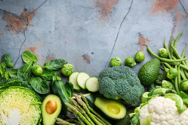 Surtido de verduras verdes orgánicas, concepto vegano comer limpio — Foto de Stock