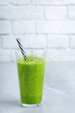 Sağlıklı, çiğ, Vegan diyet için sebze ile Yeşil Smoothie