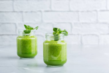 Sağlıklı, çiğ, Vegan diyet için sebze ile Yeşil Smoothie