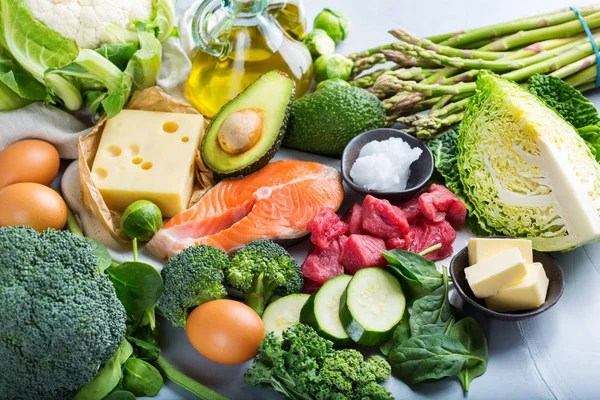 Alimento bajo en carbohidratos cetogénico saludable para una dieta equilibrada —  Fotos de Stock