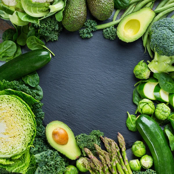 Berbagai macam sayuran hijau organik, bersih makan konsep vegan — Stok Foto
