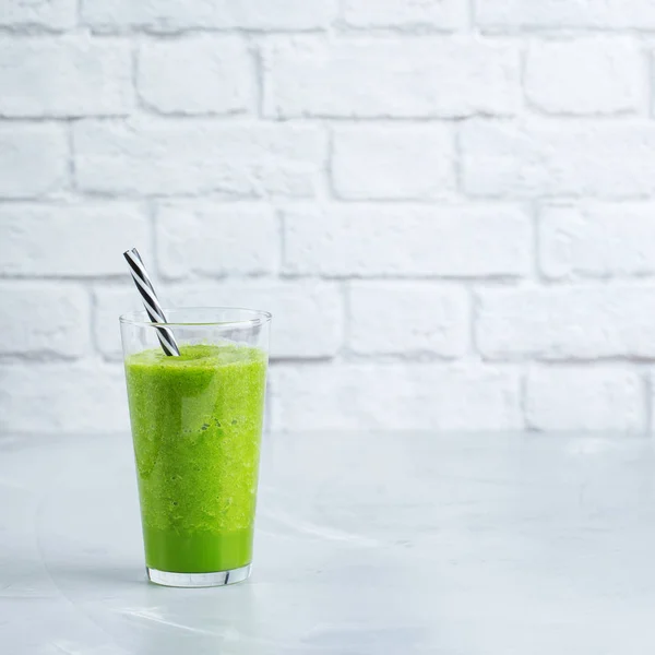 Batido verde con verduras para una dieta saludable, cruda y vegana — Foto de Stock