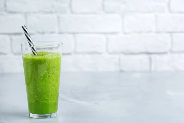 Batido verde con verduras para una dieta saludable, cruda y vegana — Foto de Stock