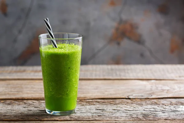 Zielone Smoothie z warzywami dla zdrowej, surowej, wegańskiej diety — Zdjęcie stockowe