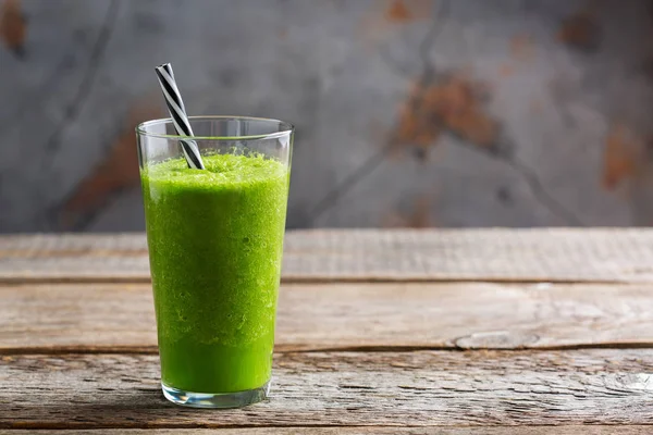 Batido verde con verduras para una dieta saludable, cruda y vegana —  Fotos de Stock