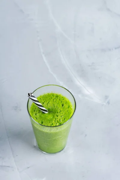Zielone Smoothie z warzywami dla zdrowej, surowej, wegańskiej diety — Zdjęcie stockowe