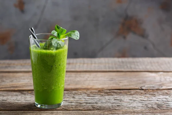 Batido verde con verduras para una dieta saludable, cruda y vegana — Foto de Stock