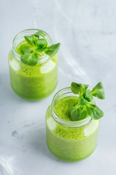 Frullato verde con verdure per una dieta sana, cruda e vegana — Foto Stock