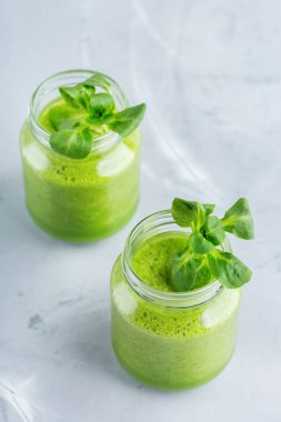 Sağlıklı, çiğ, Vegan diyet için sebze ile Yeşil Smoothie
