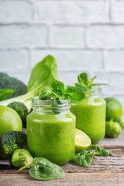 Sağlıklı, çiğ, Vegan diyet için sebze ile Yeşil Smoothie