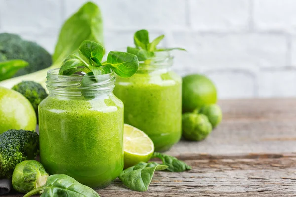 Batido verde con verduras para una dieta saludable, cruda y vegana —  Fotos de Stock