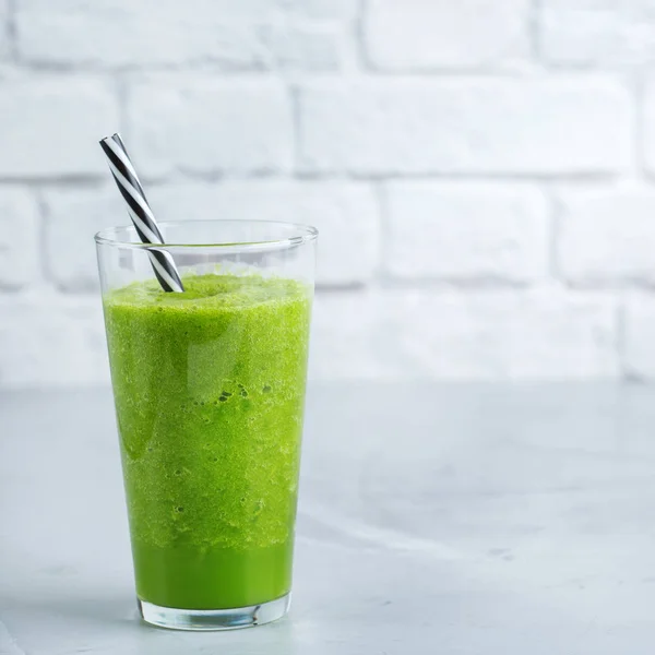 Batido verde con verduras para una dieta saludable, cruda y vegana — Foto de Stock