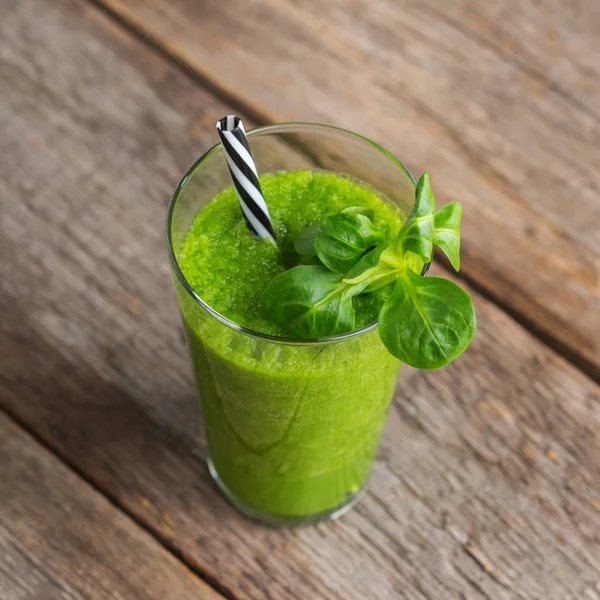 Batido verde con verduras para una dieta saludable, cruda y vegana — Foto de Stock