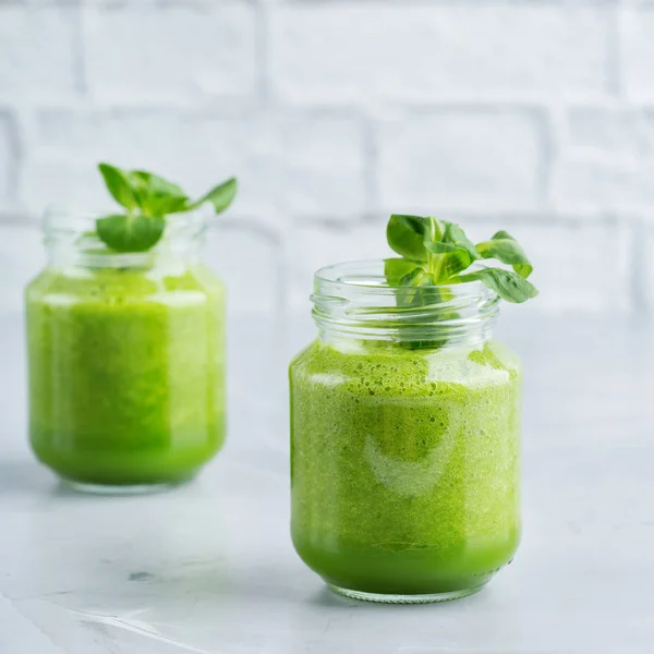 Batido verde con verduras para una dieta saludable, cruda y vegana —  Fotos de Stock