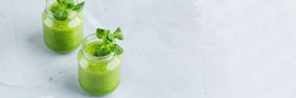 Grüner Smoothie mit Gemüse für gesunde, rohe, vegane Ernährung — Stockfoto