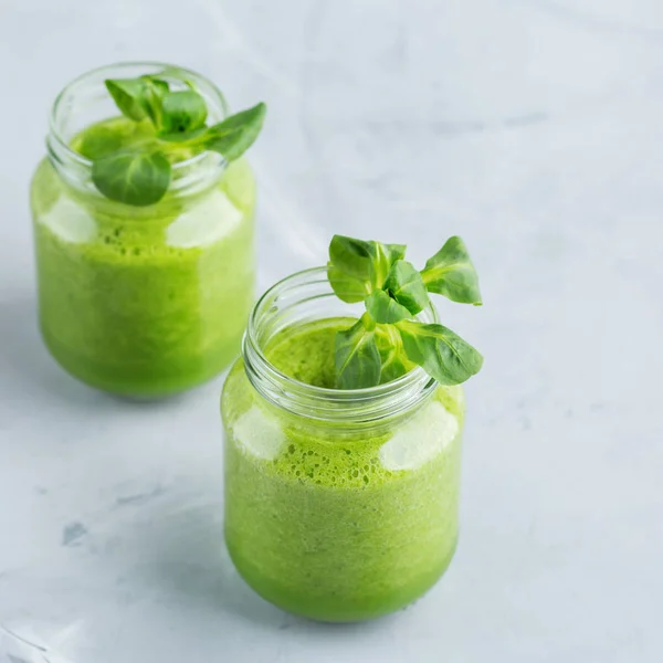 Frullato verde con verdure per una dieta sana, cruda e vegana — Foto Stock