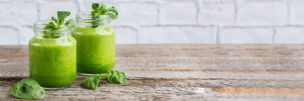 Batido verde con verduras para una dieta saludable, cruda y vegana — Foto de Stock