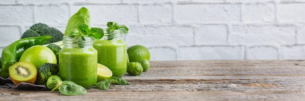 Batido verde con verduras para una dieta saludable, cruda y vegana — Foto de Stock