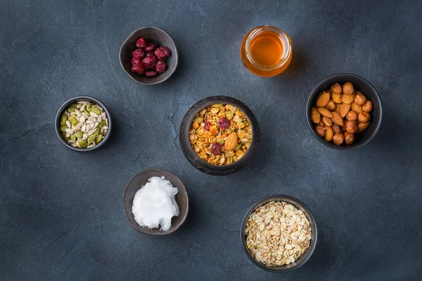Домашня гранола муслі з інгредієнтами, здорова їжа на сніданок — стокове фото