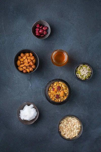 재료가 들어있는 홈메이드 그래놀라 뮤즐리, 아침 식사로 건강한 음식 — 스톡 사진