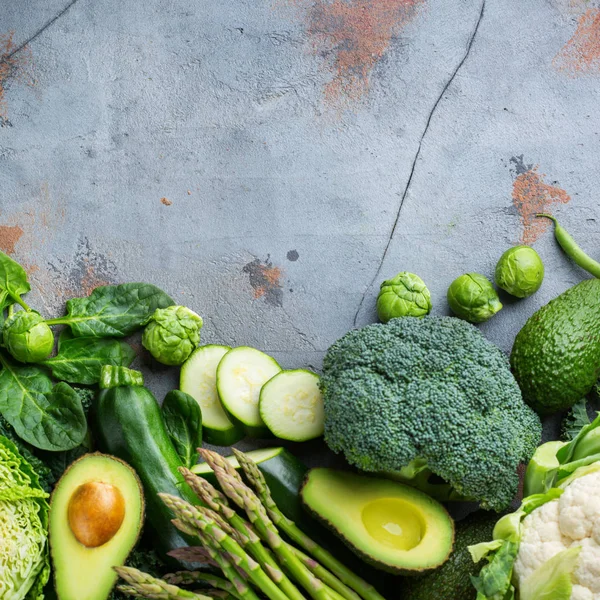 Surtido de verduras verdes orgánicas, concepto vegano comer limpio — Foto de Stock