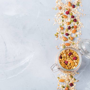 Malzemelerle ev yapımı granola müsli, kahvaltı için sağlıklı gıda